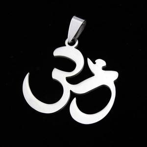 Pendentif Om en acier inoxydable argenté poli sur un fond noir avec finition brillante