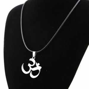 Collier symbole Om en acier inoxydable poli avec cordon noir sur buste à bijoux