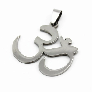 Collier pendentif symbole OM minimaliste en acier inoxydable mat sur fond blanc