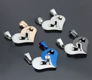Détail de pendentifs cœur puzzle deux pièces en acier titane avec pierre zircon