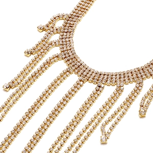 Auffällige goldene Halskette mit funkelnden Strass-Quasten für elegante Abendkleider