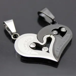 Détail de colliers puzzle cœur en acier titane avec gravure I Love You et petites pierres