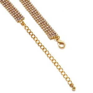 Elegantes goldenes Halsband mit vier Reihen glitzernder Kristalle und Karabinerverschluss