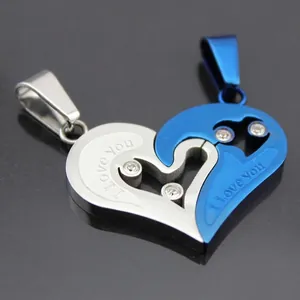 Collier cœur puzzle en acier titane poli avec placage bleu et détails en cristal