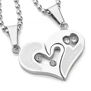 Vue détaillée de pendentifs cœur en acier poli avec gravure I Love You et strass