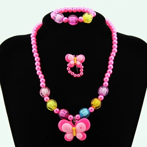Roze vlinder hars ketting en armband sieradenset voor kinderen op zwarte display