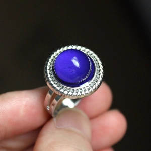 Retro stemming ring met blauwe ronde edelsteen en zilveren touwtextuur ringband