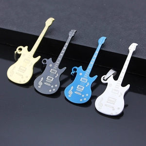 Lot de quatre pendentifs guitare électrique en acier inoxydable : or, noir, bleu et argent