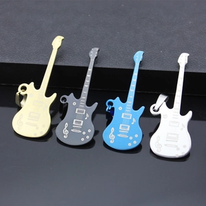 Vue détaillée de quatre pendentifs en forme de guitare en acier inoxydable, or, noir, bleu, argent