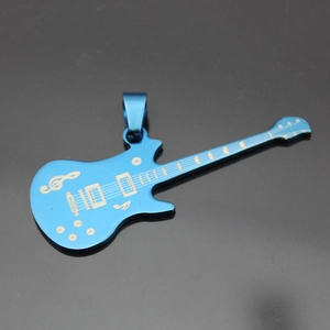 Détail d'un pendentif guitare bleu avec gravure de notes dorées et bélière assortie
