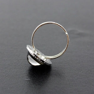 Detailopname van een zilverkleurige stemmingsring met een heldere koepelsteen