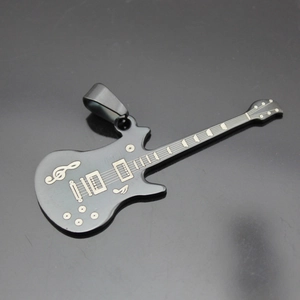 Détail du pendentif guitare en acier inoxydable noir avec gravure de notes de musique