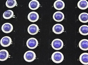 Macro-detail van moodringen met gevlochten zilveren banden in een zwarte displaydoos