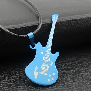 Pendentif guitare électrique bleu brillant sur fond en cuir noir élégant