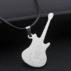 Pendentif guitare électrique en acier inoxydable poli avec cordon noir sur cuir noir