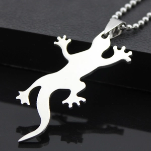 Collier avec pendentif lézard en acier inoxydable poli sur chaîne à billes et fond noir