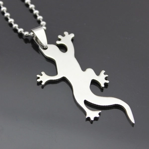Pendentif lézard en acier inoxydable poli avec chaîne à billes sur fond noir