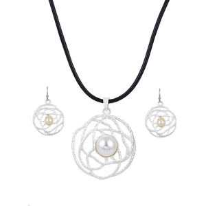 Set di gioielli classici color argento con collana e orecchini con perle bianche finte