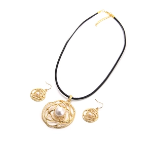Set di gioielli dorati traforati con perle bianche e collana in cordino nero elegante