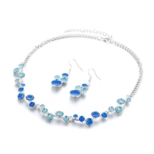 Parure de bijoux en émail bleu comprenant un collier et des boucles d'oreilles