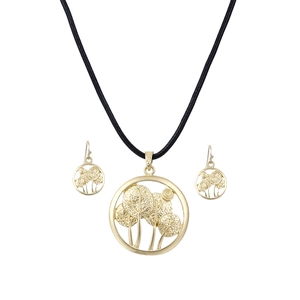 Ensemble collier et boucles d'oreilles Arbre de Vie doré sur un fond blanc neutre