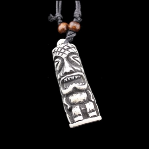 Collier pendentif statue Tiki en résine avec corde tressée noire et perles en bois