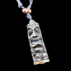 Collier avec pendentif Tiki sculpté en résine, perles en bois et cordon noir tressé