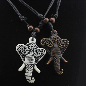 Collier Pendentif Tête d'Éléphant Tribal Rétro pour Hommes Femmes Ethnique Résine Effet Sculpture sur Os Chaîne Corde Réglable Bijoux