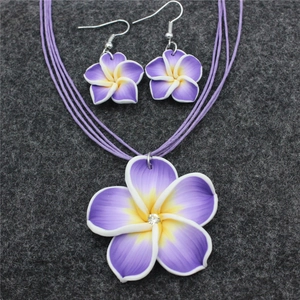 Detail von lila Plumeria Halskette und Ohrringen mit Farbverlauf und Kristalldetails