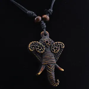 Collier vintage en résine avec pendentif éléphant et corde de chanvre ajustable