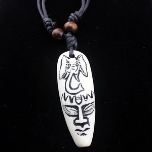 Halskette im Tribal-Stil mit handgeschnitztem Elefanten- und Gesichtsmasken-Anhänger