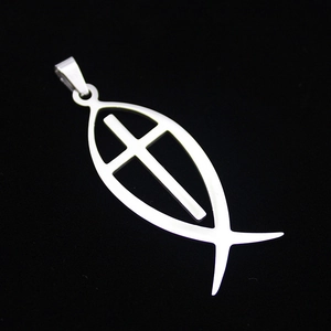 Détail d'un pendentif croix poisson Ichthys poli en acier inoxydable brillant