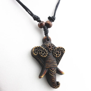 Collier avec pendentif éléphant vintage en résine et cordon de corde ajustable