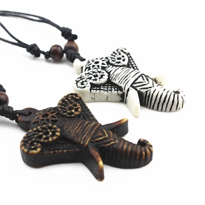 Collier pendentif éléphant rétro en résine avec gravures tribales et cordon tressé