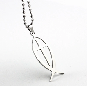 Pendentif croix de poisson Ichthys en acier inoxydable poli avec une chaîne à billes