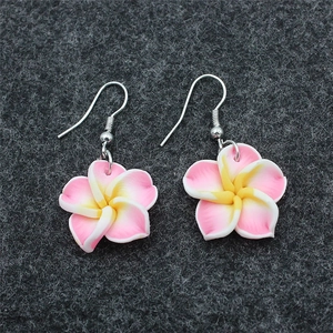 Handgefertigtes Set aus Halskette und Ohrringen mit rosa-weißen Plumeria-Blumen
