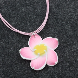 Halsketten-Set mit Plumeria-Blüten aus Polymer-Ton und rosa mehrsträngiger Kordelkette