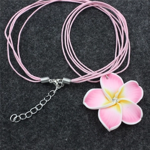 Plumeria Blumen Anhänger Halskette in Pink und Gelb mit mehrsträngiger Kordel und Karabiner