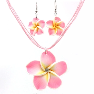 Schmuckset mit Frangipani-Blüten in Pink und Gelb, Halskette und Ohrhaken-Ohrringe