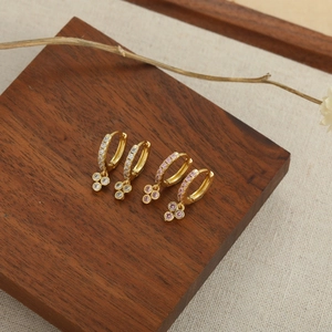 Boucles d'oreilles créoles dorées vintage avec pendentifs fleurs en zircon