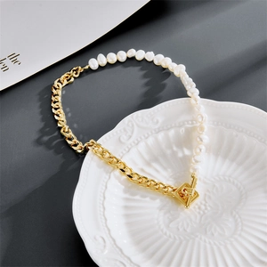 Collier Asymétrique en Perles d'Eau Douce et Chaîne en Cuivre Plaqué Or pour Femmes Fermoir en T Carré Bijoux Choker Perle Baroque