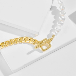 Collier chaîne plaqué or et perles d'eau douce avec fermoir à bascule OT sur fond blanc