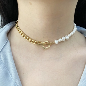 Collier asymétrique en chaîne plaquée or et perles d'eau douce avec fermoir à bascule OT