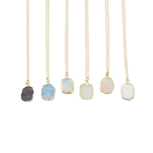 Minimalistische natuursteen hangers met 14K goud vergulde kettingen in zes diverse kleuren