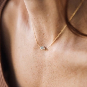 Détail du collier mauvais œil en or 14K avec centre en opale et zircons blancs