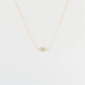 Détail du collier mauvais œil en or 14K avec centre en opale et zircons scintillants