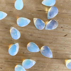 Pierres d'opale en forme de goutte avec éclat bleu sur bois pour collier ras du cou