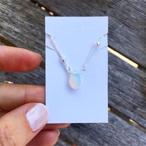Collier satellite plaqué or 14K avec pendentif opale en forme de goutte sur carte