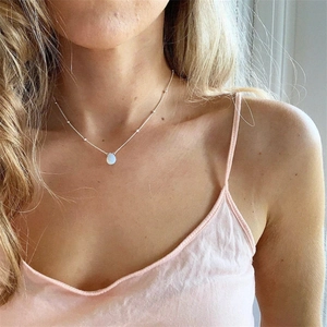 Collier opale minimaliste avec chaîne à billes argentée et pendentif goutte bleue