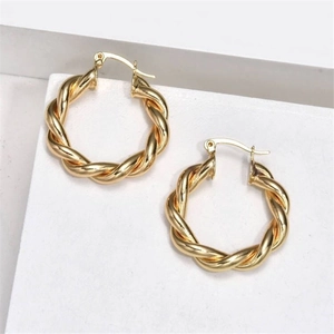 Boucles d'oreilles créoles torsadées dorées en forme de C avec texture spirale élégante